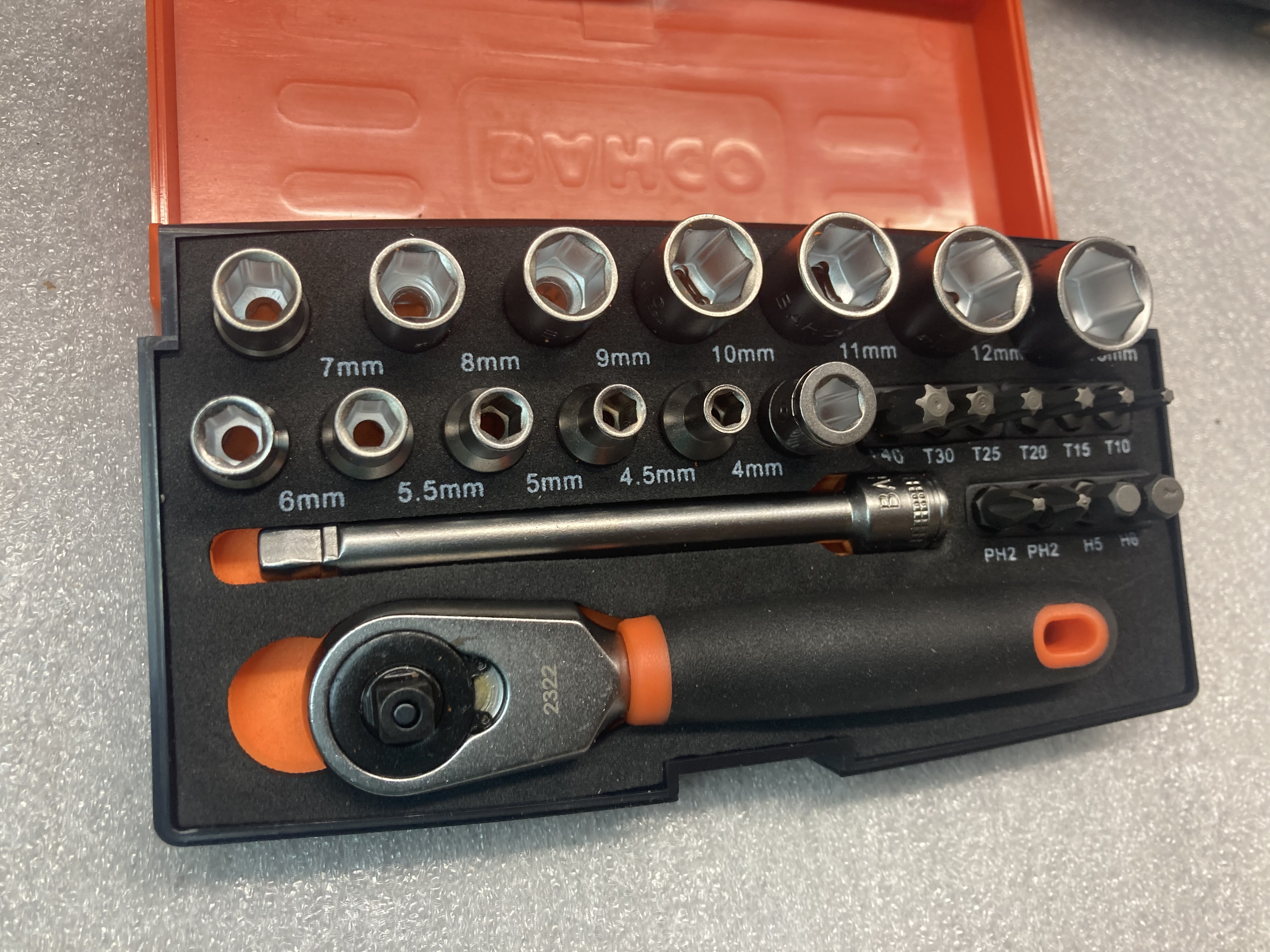 Bahco SL25 25-piece 1/4-inch drive socket set — all sockets, ratchet, extension bar and bits laid out